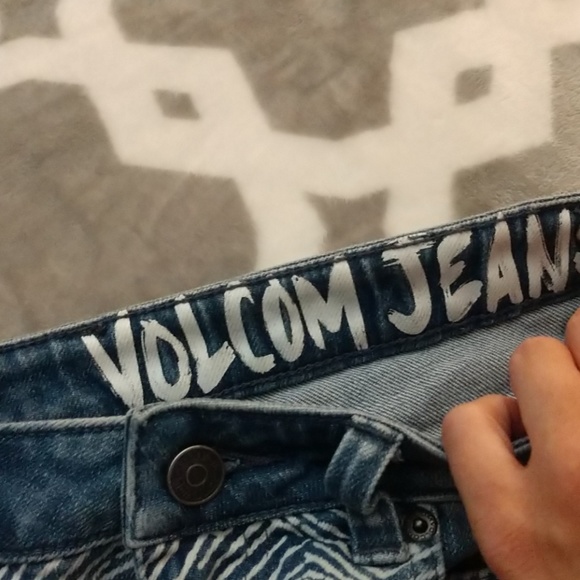 🌹Volcom "1991" high waisted cut off Jean shorts - Picture 5 of 6